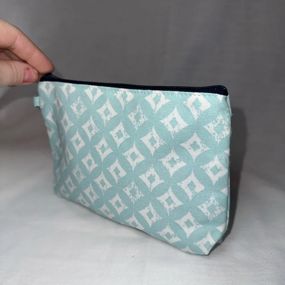 NWOT Thirty-One Wristlet Zip Pouch Light Blue Geometric Pattern